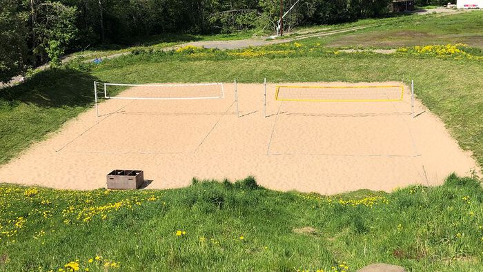 To sandvolleyballbaner ved siden av hverandre