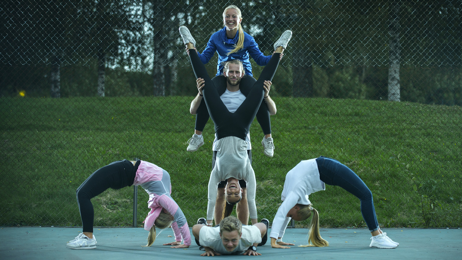studenter i akrobatiske stillinger