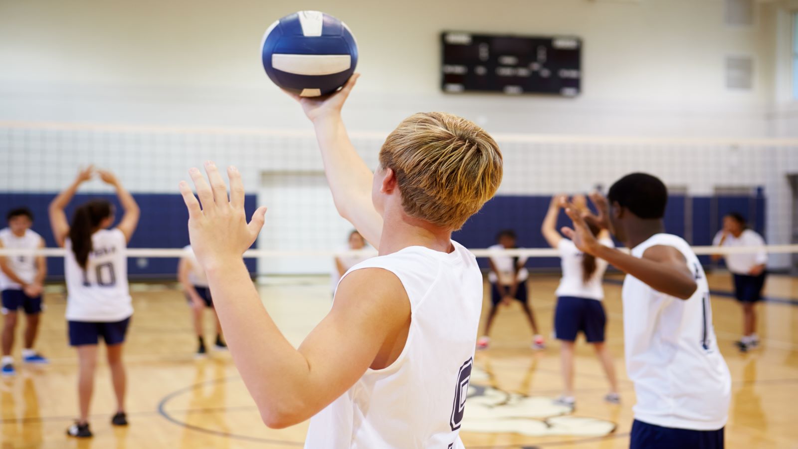 Ungdommer spiller volleyball
