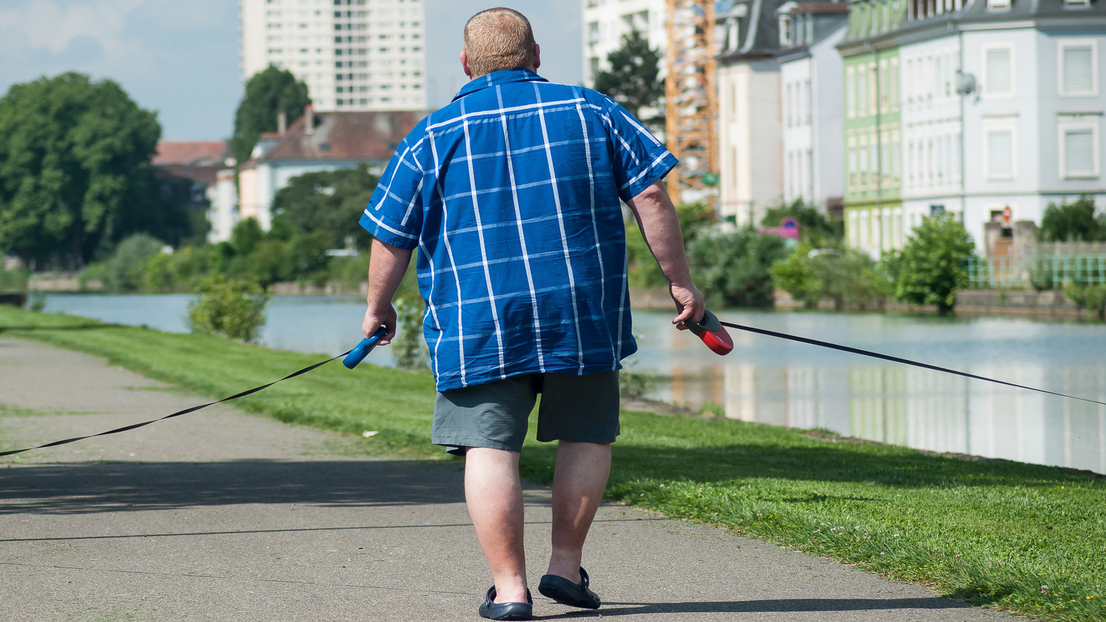 Overvektig mann går tur med hund