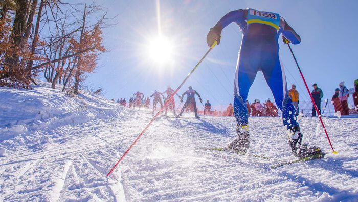 Ein skiløpar går opp ein bakke og har mista kontakten med gruppa framfor. 