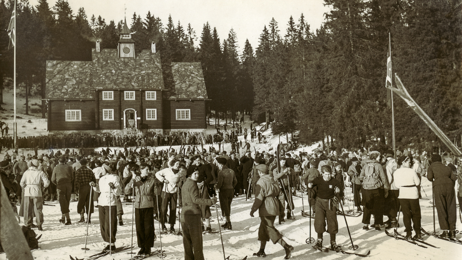 Large crowd of hikers in front of the Ski Museum at Frognerseteren in the 1920s