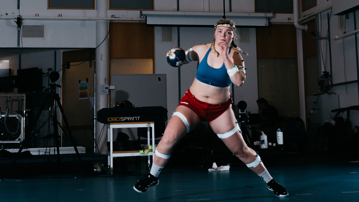 En kvinnlig håndballspiller utgjør en fente-bevegelse under testing i en lab