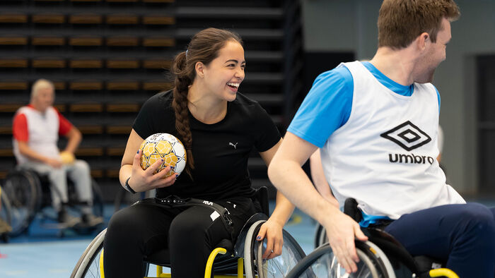 Parautøvere i rullestol spiller håndball