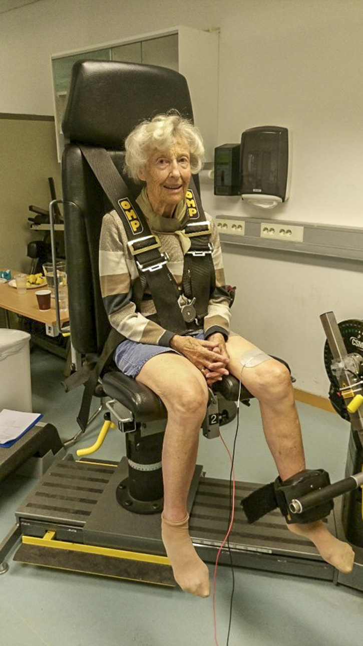 Elderly woman tests her thigh strength in the lab