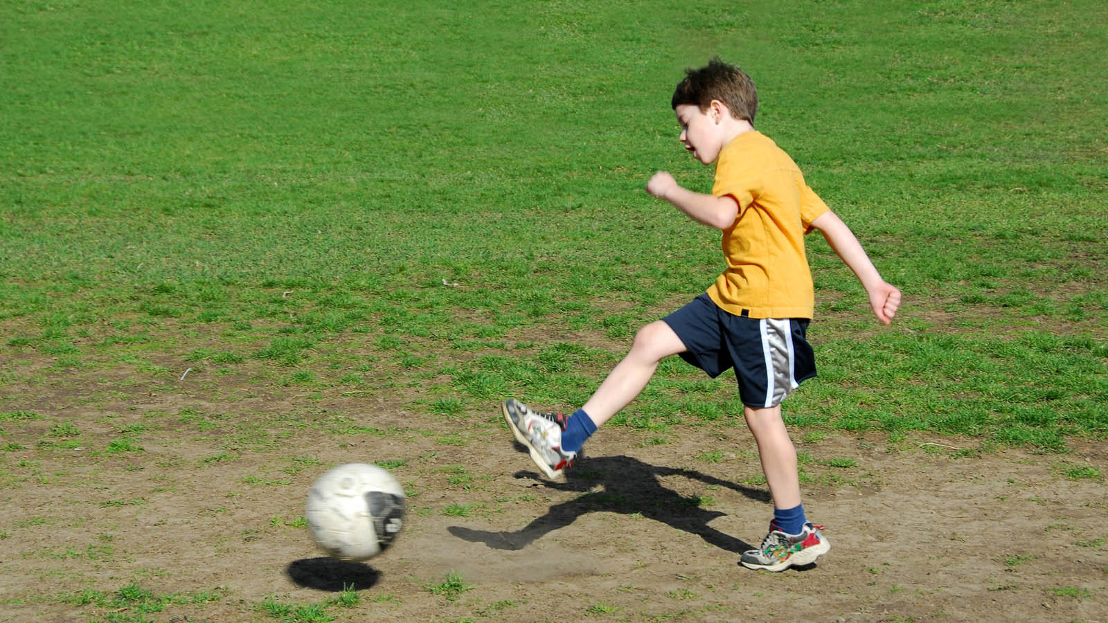 Gutt som sparker fotball