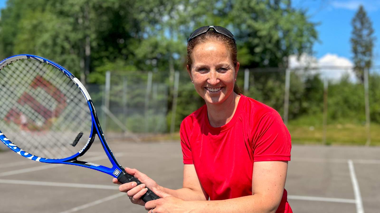 Anja Veum spiller tennis i solskin på NIH.