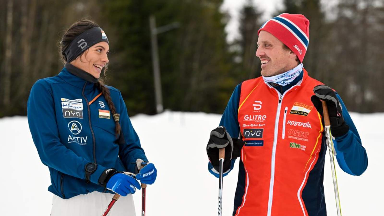 Skistad smiler til trener Sofienlund ute i skiløypa