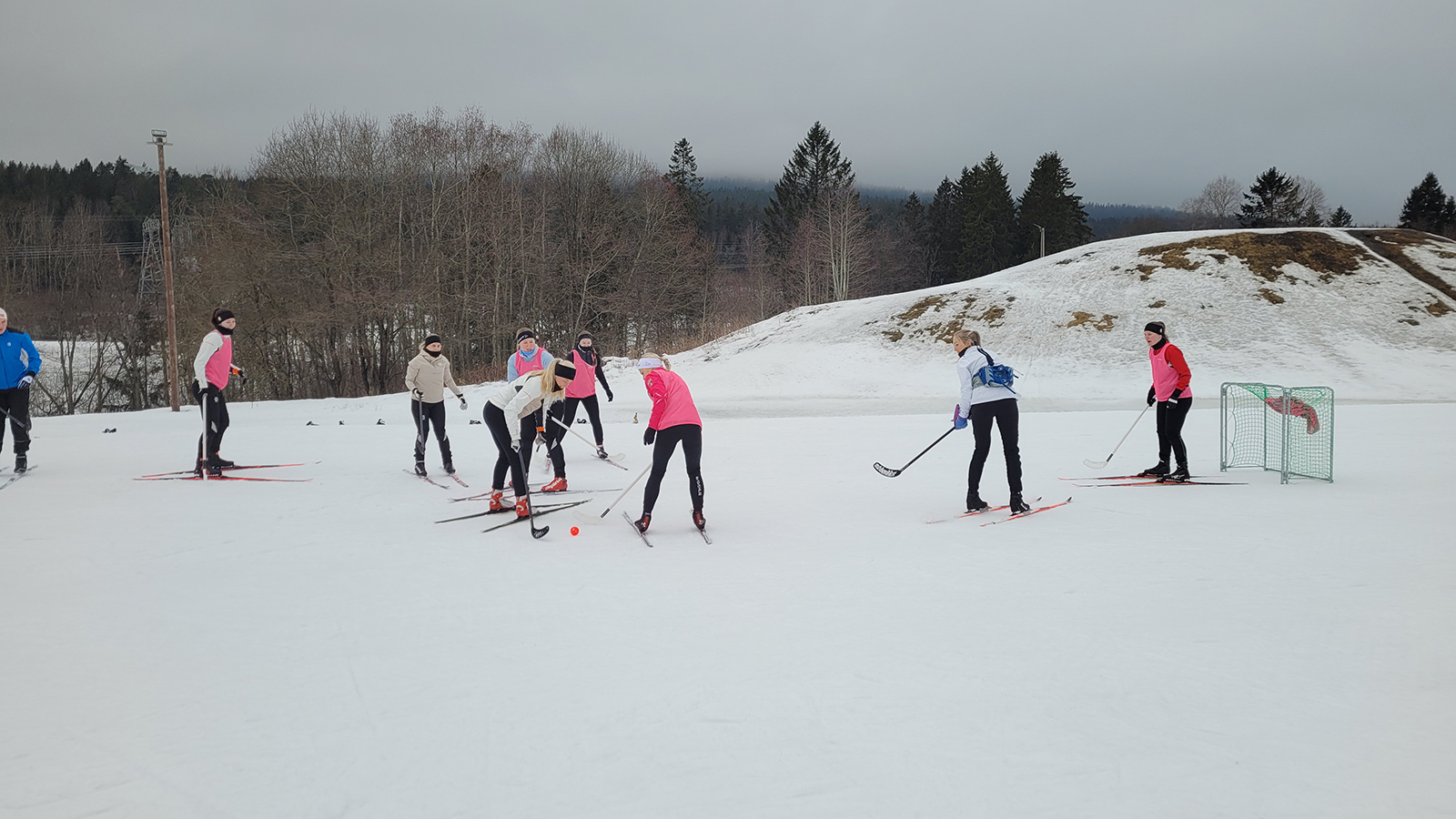 Studentar trenar skiteknikk som leik i snøparken på Sognsvann.