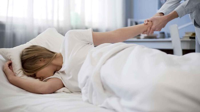 Forelder som prøver å få tenåringsdatter opp av senga