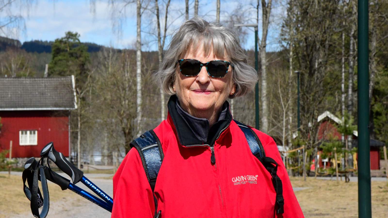 Eldre dame på tur på Sognvann med solbriller i godt vêr.