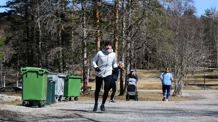 Mannlig jogger på Sognsvann. 