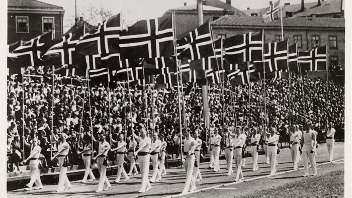 Flaggparade og fulle tribuner på Bislet i juni 1945