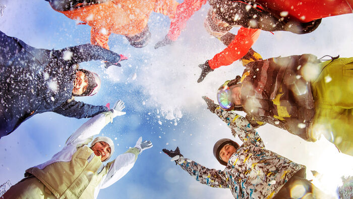 Gruppe barn kaster snø ute
