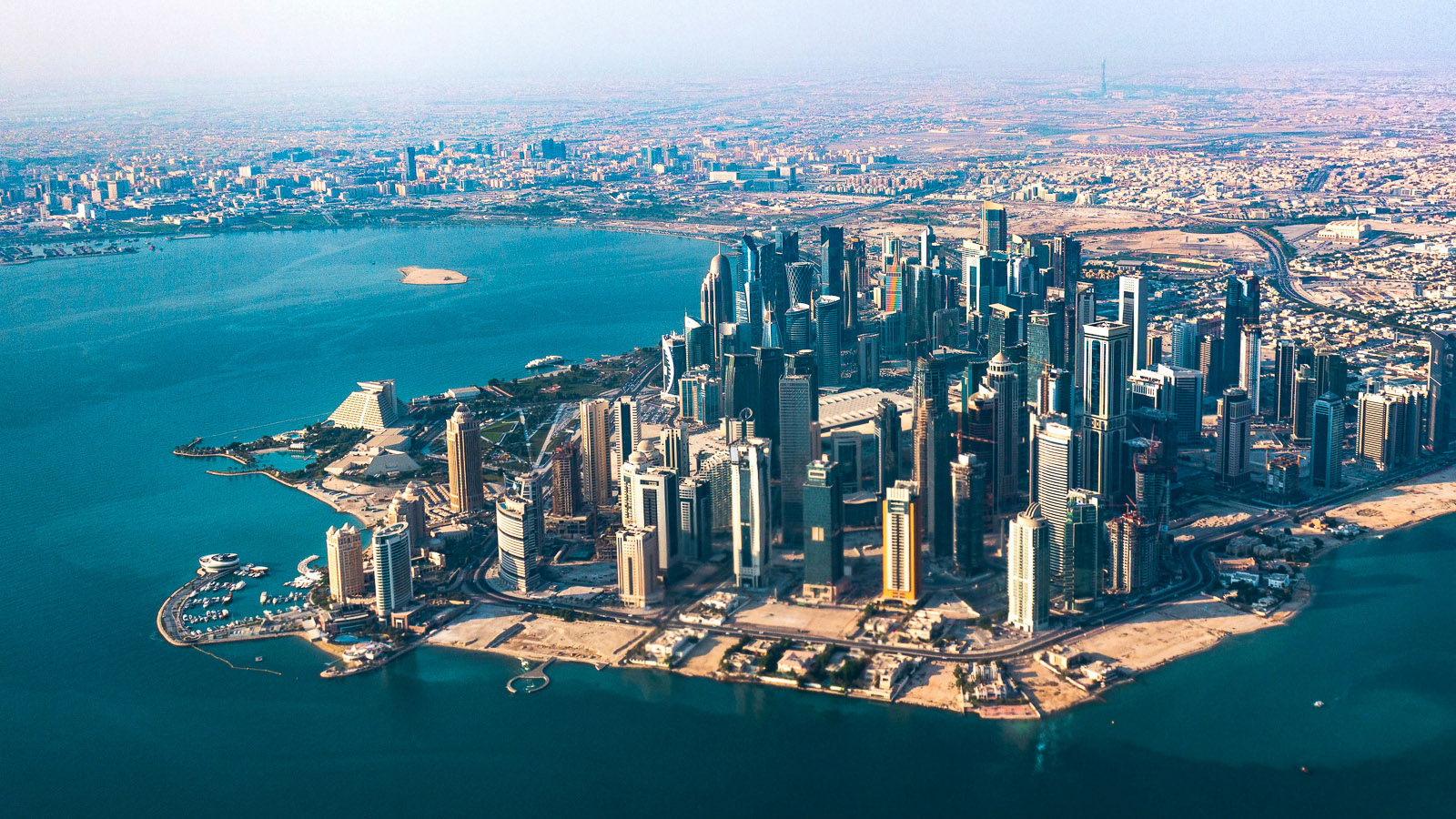 Flyfoto av Doha, skyskrapere ut mot sjøen