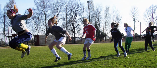 Unge spillere hopper på fotballbanen
