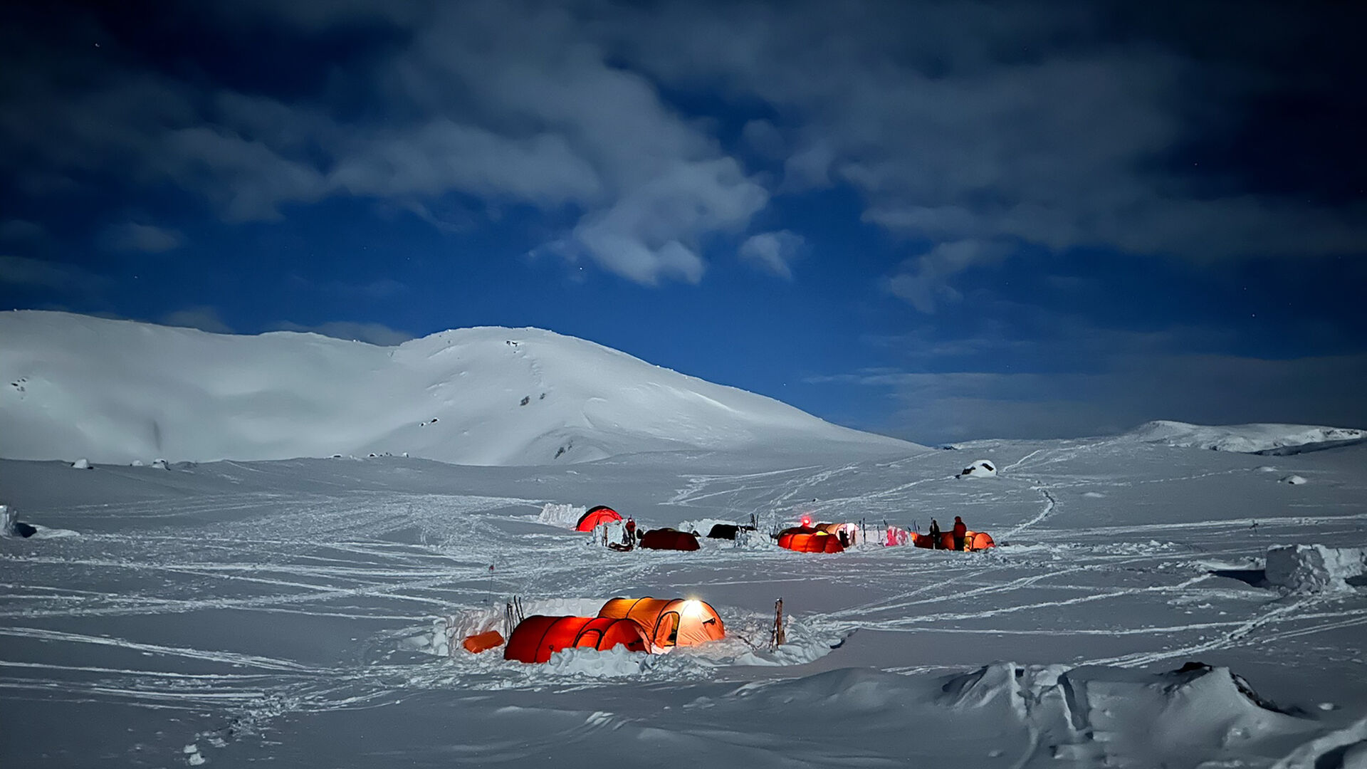 Teltplass på søndekket platå i et fjellområdet