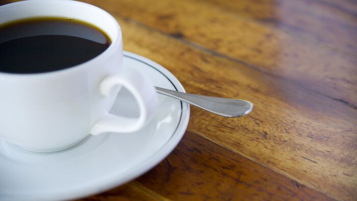 Illustrasjonsbilde: Drikkeklar kaffekopp på et bord 