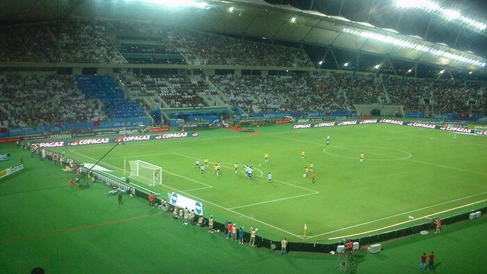 Fotballstadion med gress og tribuner for 40000