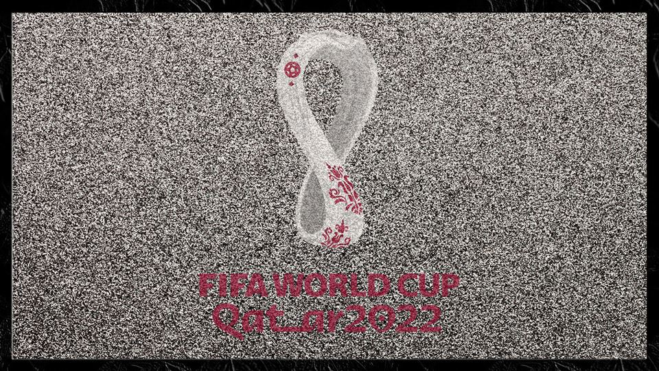 Illustrasjon av logoen til FIFA WORLD CUP i Qatar 2022, vist på en TVskjerm med dårlig forbindelse