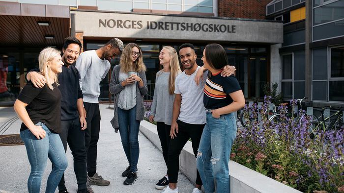 Studenter som står sammen utenfor Norges Idrettshøgskole