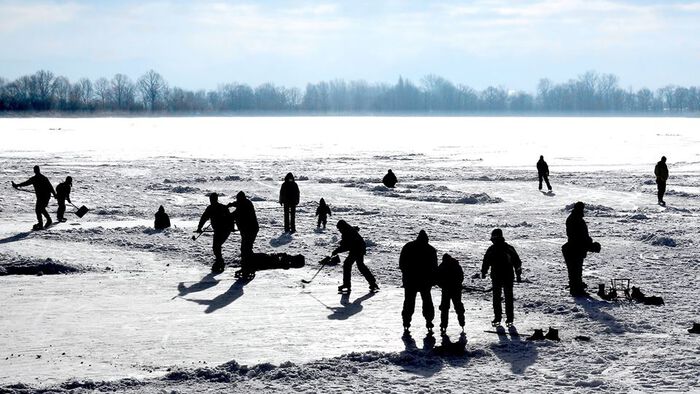 Personer som går på skøyter på is