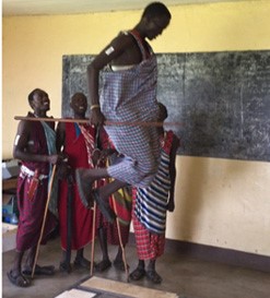 En masai hopper høyt i på målings plattformen 