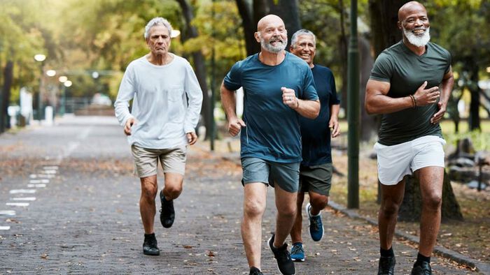 Fire middelaldrende, blide menn som jogger