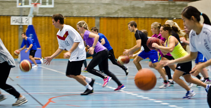Studenter i basketundervisning