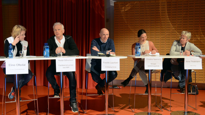 Bilde av paneldeltakere på debatten