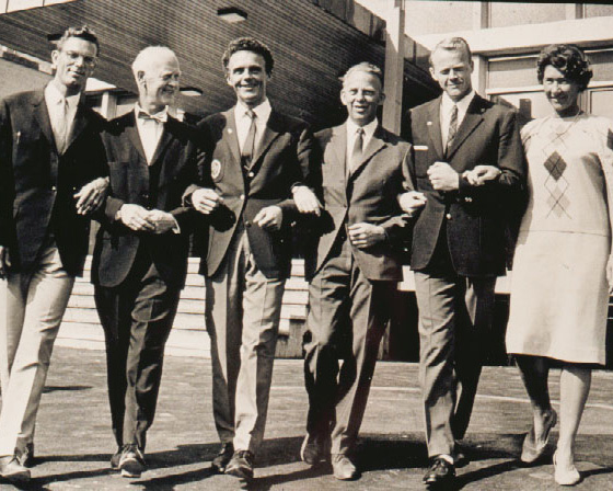 direktør Thor Volla i midten sammen med fem avdelingsledere