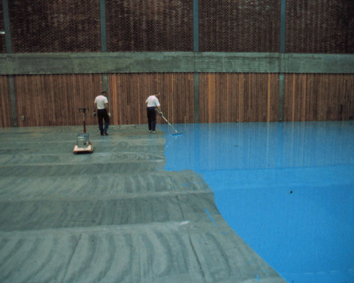 Håndverkere maler gulvet blått