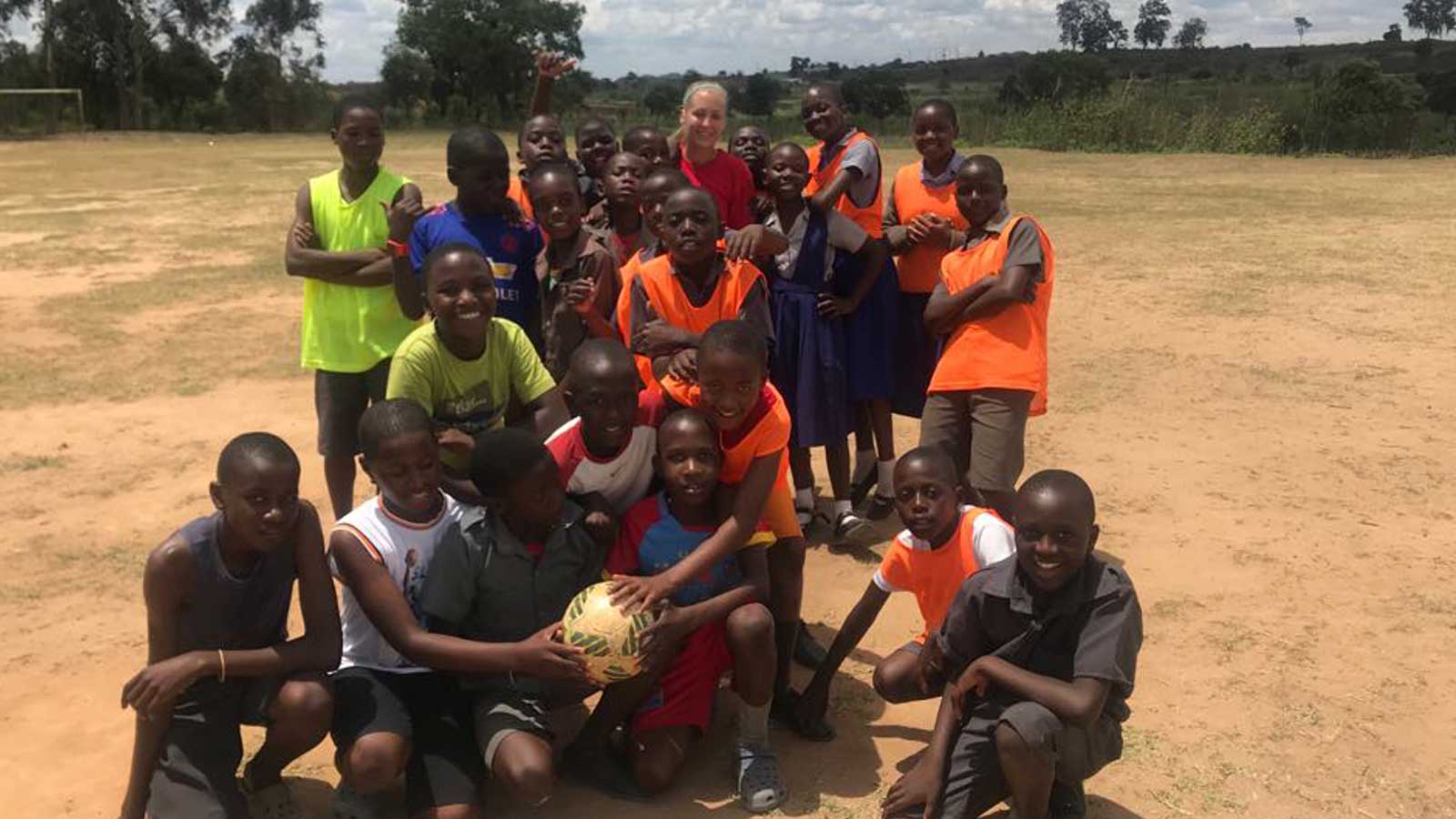 Gruppebilde av Camillla og elevene sine fra Malawi etter fotball trening