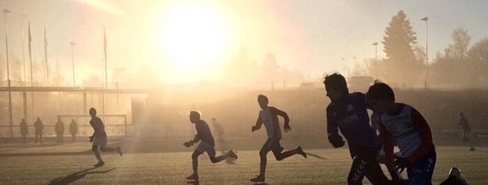 Fotballkamp i solnedgang