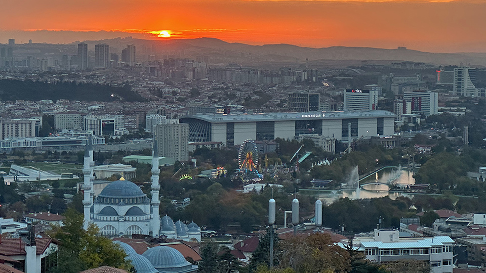 Solnedgagn over Ankara: moskeer, parker, moderne bygninger, og vanlige hus