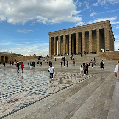 Ataturks Mausoleum, hoved bygning, fargerik steinlagt mønstre på tunnet,  blå himmel, 