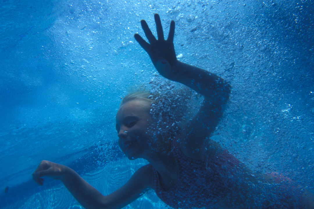 Barn dykker under vann